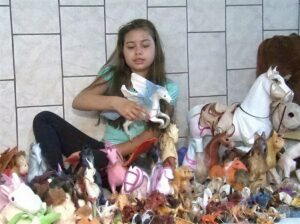 Com o sonho de ser amazona, menina trocava bonecas por cavalos de brinquedo